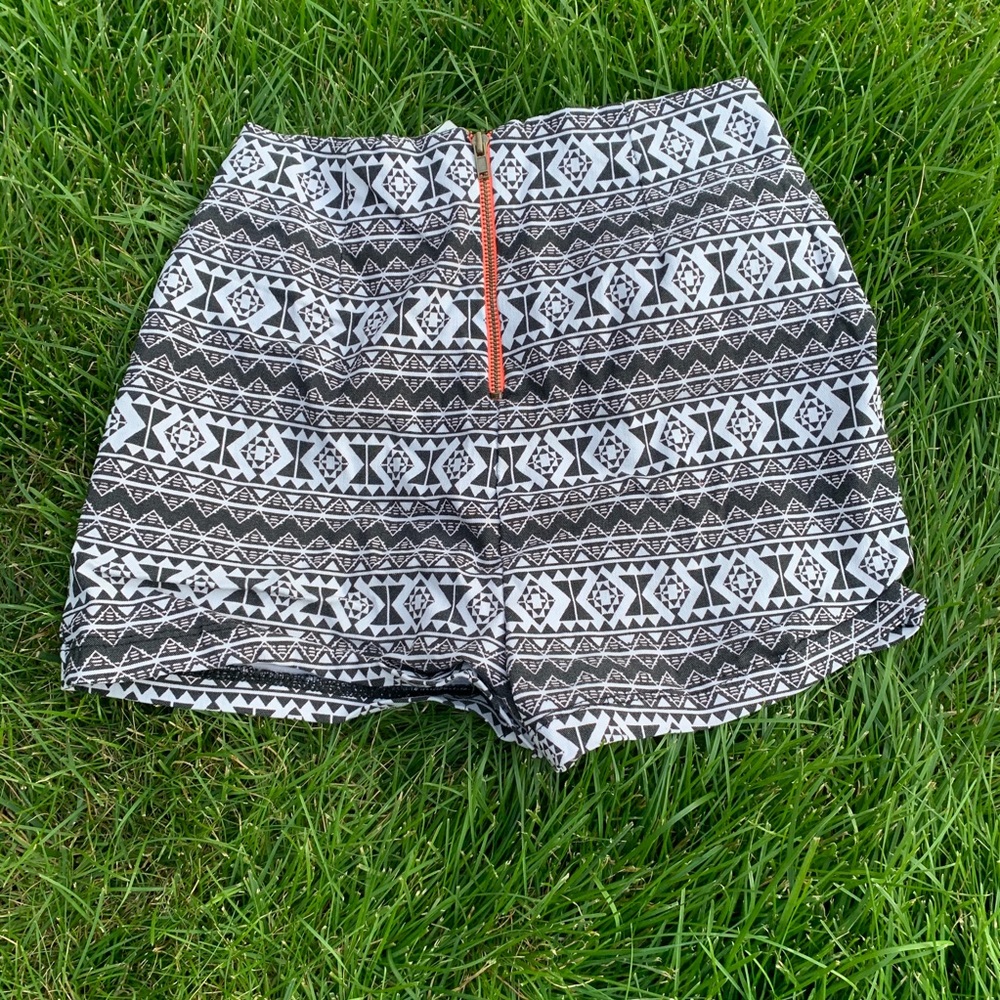 Geometric pattern shorts - Picture 2 of 3